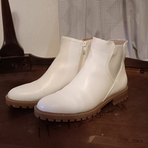 Wonderly Shoes - Wonderly White Boots Size 7